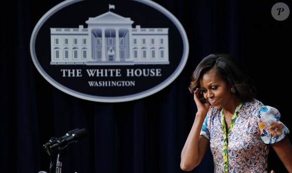 Michelle Obama a prononcé un discours avant la projection, face à des lycées, du documentaire "L'éminence grise : le combat de Whitney Young pour les droits civils" dans l'Auditorium de la Cour du Sud de l'Eisenhower Executive Office Building à côté de la Maison Blanche. Le 27 août 2013.La First Lady était sublime dans une robe florale.
