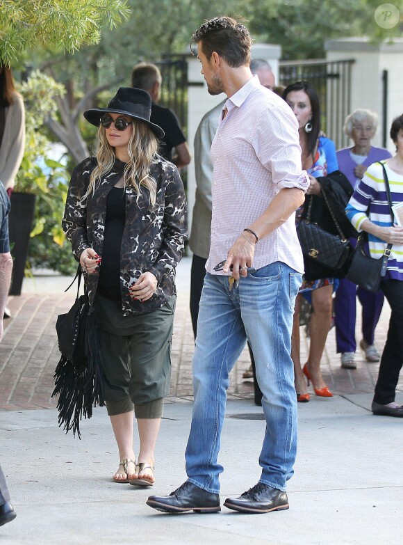 La chanteuse Fergie, enceinte et son mari Josh Duhamel à la sortie de la messe le 24 août 2013, à Brentwood.
