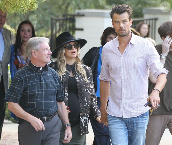 La chanteuse Fergie, enceinte et Josh Duhamel à la sortie de la messe le 24 août 2013.