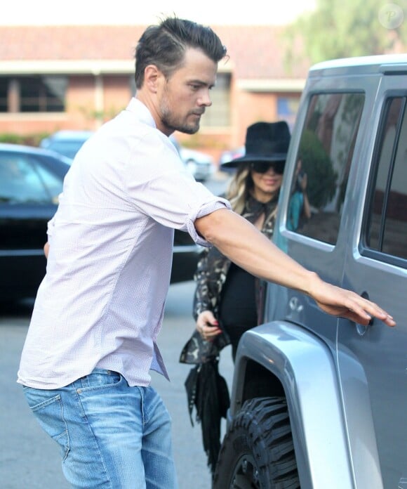 La chanteuse Fergie, enceinte et Josh Duhamel a la sortie de la messe le 24 août 2013, à Brentwood.