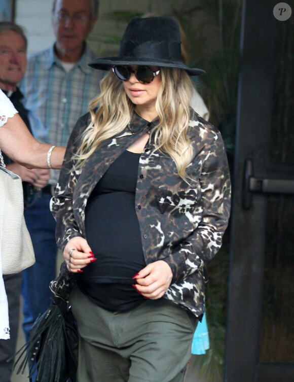 La chanteuse Fergie, enceinte et Josh Duhamel à la sortie de la messe à Brentwood, le 24 août 2013.