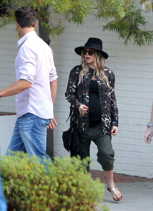La chanteuse Fergie, enceinte et Josh Duhamel à la sortie de la messe à Brentwood, le 24 août 2013.