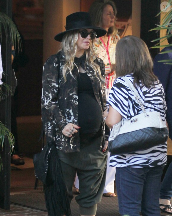 La chanteuse Fergie, enceinte et Josh Duhamel à la sortie de la messe à Brentwood, le 24 août 2013.