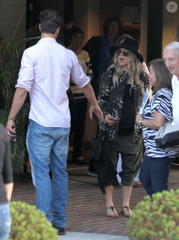 La chanteuse Fergie, enceinte et Josh Duhamel à la sortie de la messe à Brentwood, le 24 août 2013.