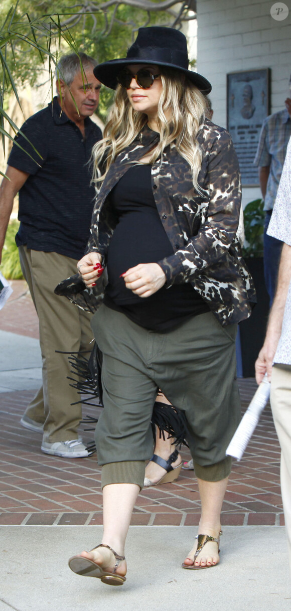 La chanteuse Fergie, enceinte et Josh Duhamel à la sortie de la messe à Brentwood, le 24 août 2013.