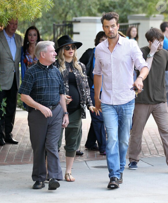 La chanteuse Fergie, enceinte et Josh Duhamel à la sortie de la messe à Brentwood, le 24 août 2013.