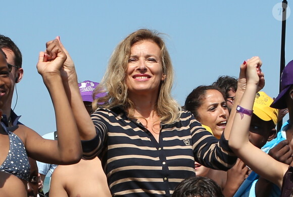 La Première dame Valérie Trierweiler, accompagne près de 5000 enfants parisiens à Cabourg, dans le cadre de "La journée des oubliés des vacances", organisée par le Secours Populaire le 28 août 2013.