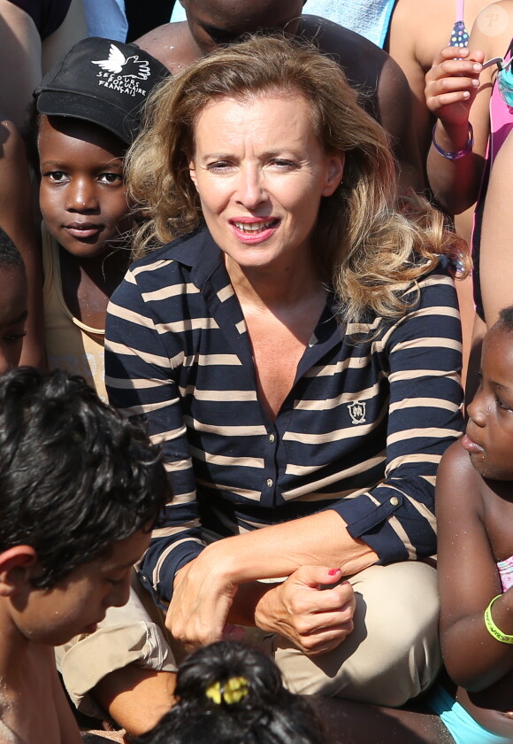 Valérie Trierweiler, accompagne près de 5000 enfants à Cabourg, dans le cadre de "La journée des oubliés des vacances", organisée par le Secours Populaire le 28 août 2013.
