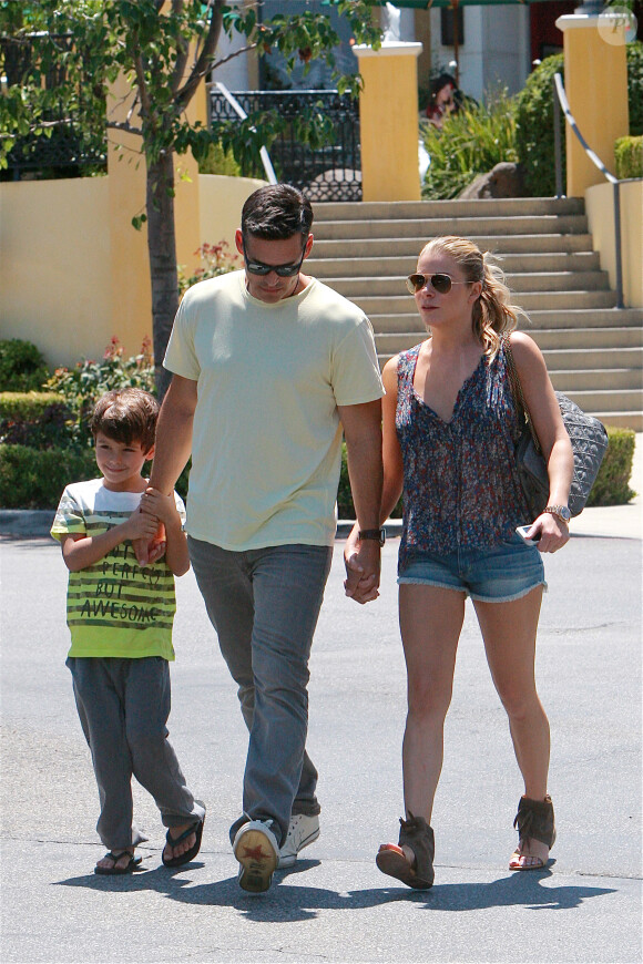 Exclusif - Eddie Cibrian, son fils Jake et sa femme LeAnn Rimes vont déjeuner au restaurant à Calabasas, le 1er aout 2013.