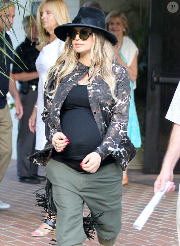 La chanteuse Fergie, enceinte et Josh Duhamel, à la sortie de la messe le 24 août 2013.