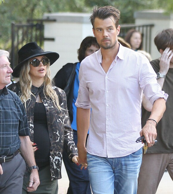 La chanteuse Fergie, enceinte et Josh Duhamel, à la sortie de la messe le 24 août 2013.