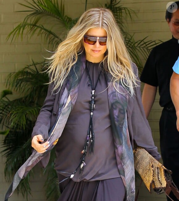 Fergie enceinte et son mari Josh Duhamel sortent de l'église à Brentwood, le 2 juin 2013.