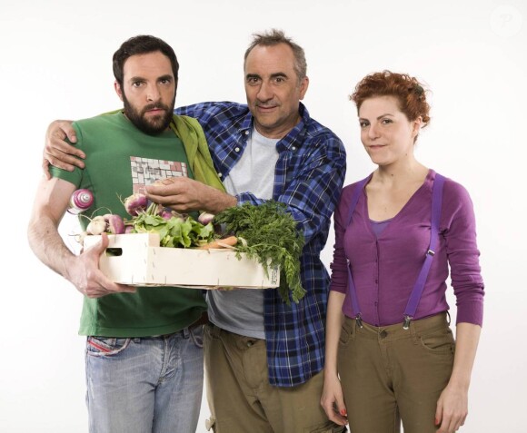 Antoine Duléry entouré d'Emma (Anne-Elisabeth Blateau) et Fabien (David Mora) dans le prime de Scènes de ménages, le 17 septembre 2013 à 20h50 sur M6
