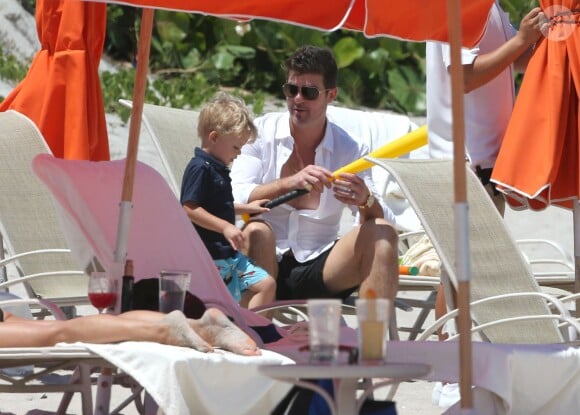 Robin Thicke sur la plage avec son fils Julian à Miami, le 29 août 2013.