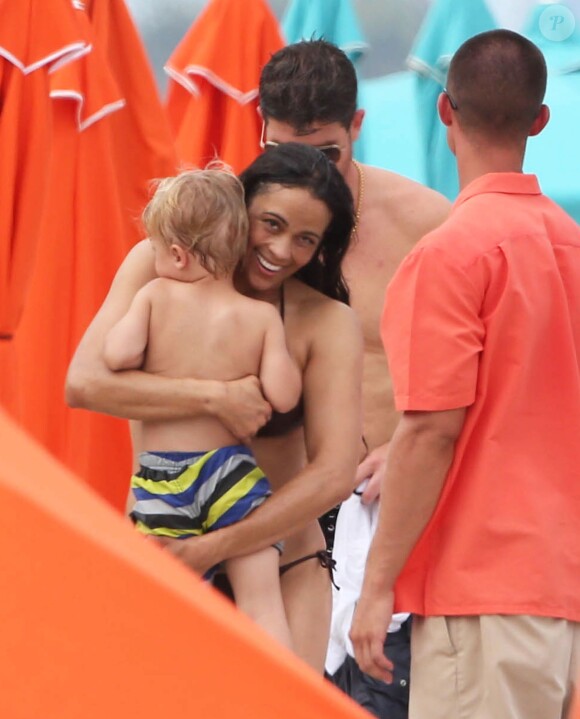 Robin Thicke, sa femme Paula Patton, et leur fils Julian, en vacances à Miami, le 28 août 2013.