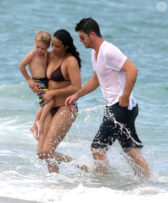 Robin Thicke, sa femme Paula Patton, et leur fils Julian, en vacances à Miami, le 28 août 2013.