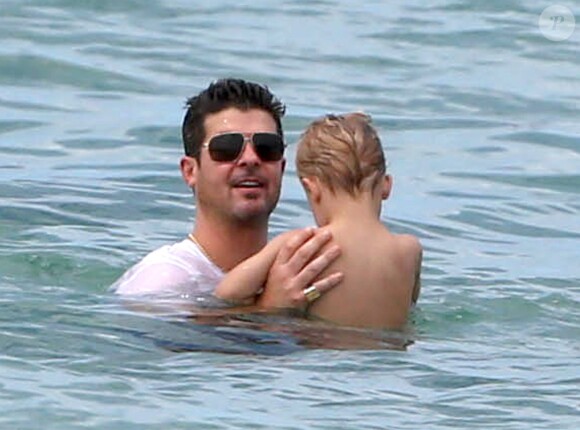 Robin Thicke, sa femme Paula Patton, et leur fils Julian, en vacances à Miami, le 28 août 2013.
