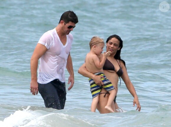 Robin Thicke, sa femme Paula Patton, et leur fils Julian, en vacances à Miami, le 28 août 2013.