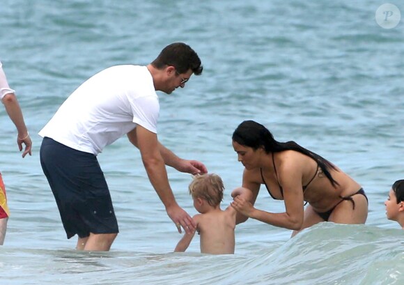 Robin Thicke, sa femme Paula Patton, et leur fils Julian, en vacances à Miami, le 28 août 2013.