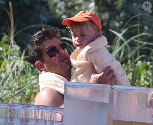 Robin Thicke, sa femme Paula Patton, et leur fils Julian, en vacances à Miami, le 28 août 2013.