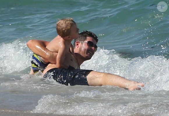 Robin Thicke, sa femme Paula Patton, et leur fils Julian, en vacances à Miami, le 28 août 2013.