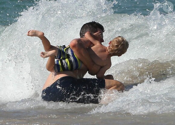 Robin Thicke, sa femme Paula Patton, et leur fils Julian, en vacances à Miami, le 28 août 2013.