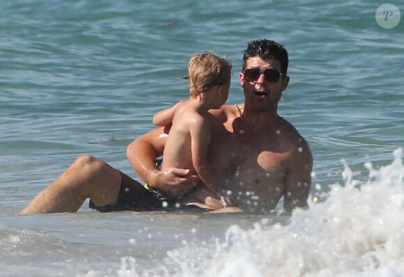 Robin Thicke, sa femme Paula Patton, et leur fils Julian, en vacances à Miami, le 28 août 2013.