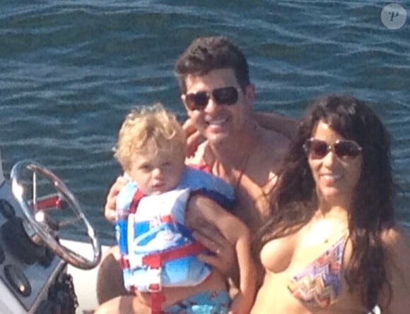 Robin Thicke a posté sur son compte Twitter une photo de sa femme Paula Patton et de leur fils Julian, en vacances à Miami, le 30 août 2013.