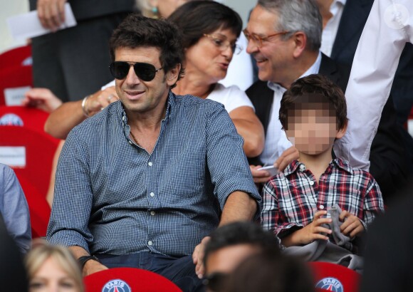 Patrick Bruel et ses enfants lors de la rencontre de Ligue 1 entre le PSG et Guingamp (2-0), au Parc des Princes, le 31 août 2013.