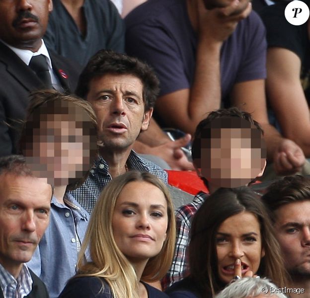 Patric Bruel et ses deux enfants (Oscar et Léon), non loin de Jalil Lespert, également avec son fils, lors de la rencontre de Ligue 1 entre le PSG et Guingamp (2-0), au Parc des Princes, le 31 août 2013.