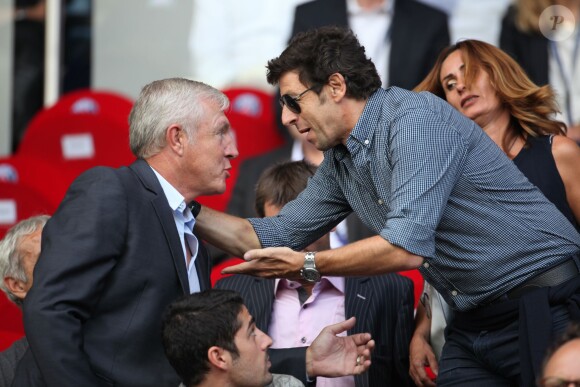 Luis Fernandez et Patrick Bruel lors de la rencontre de Ligue 1 entre le PSG et Guingamp (2-0), au Parc des Princes, le 31 août 2013.