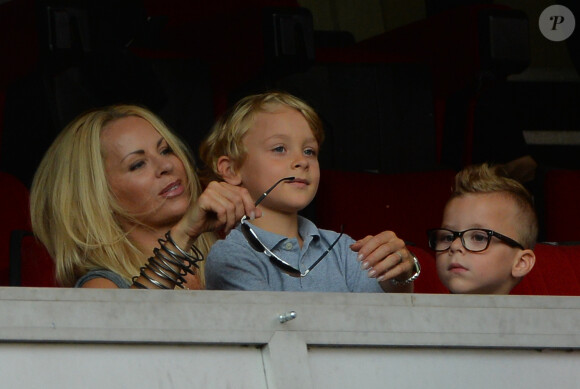 Helena Seger, alias Mme Ibrahimovic avec leurs deux enfants Vincent et Maximilian lors de la rencontre de Ligue 1 entre le PSG et Guingamp (2-0), au Parc des Princes, le 31 août 2013.