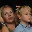 Mme Ibrahimovic avec l'un de ses fils lors de la rencontre de Ligue 1 entre le PSG et Guingamp (2-0), au Parc des Princes, le 31 août 2013.