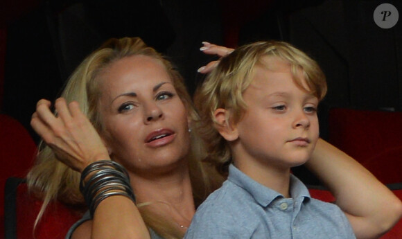 Mme Ibrahimovic avec l'un de ses fils lors de la rencontre de Ligue 1 entre le PSG et Guingamp (2-0), au Parc des Princes, le 31 août 2013.