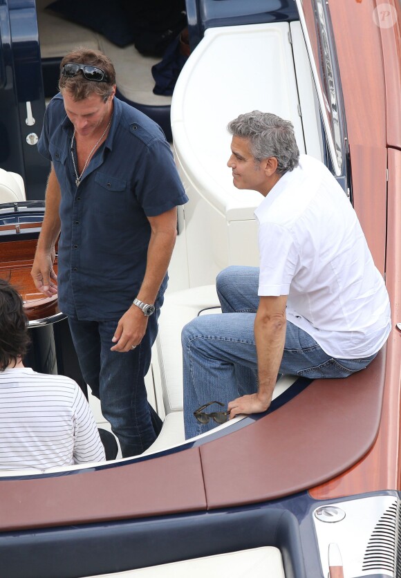 Exclusif - George Clooney et son ami Rande Gerber passent du bon temps en vacances, en balade en mer et détente chez Bono sur la côte d'Azur, à la villa d'Eze, le 19 août 2013.