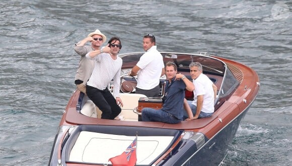 Exclusif - Bono salue un photographe avec George Clooney et son ami Rande Gerber en balade en mer sur la côte d'Azur, à la villa d'Eze, le 19 août 2013.