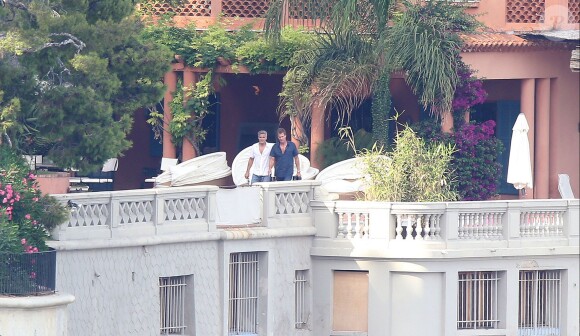 Exclusif - Exclusif - George Clooney et son ami Rande Gerber passent du bon temps en vacances, chez Bono sur la côte d'Azur, dans sa villa d'Eze, le 19 août 2013.