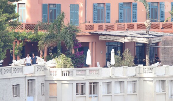 Exclusif - Exclusif - George Clooney et son ami Rande Gerber passent du bon temps en vacances, chez Bono sur la côte d'Azur, dans sa villa d'Eze, le 19 août 2013.