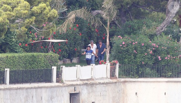 Exclusif - Exclusif - George Clooney et son ami Rande Gerber passent du bon temps en vacances, chez Bono sur la côte d'Azur, dans sa villa d'Eze, le 19 août 2013.