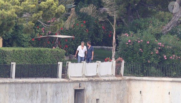 Exclusif - Exclusif - George Clooney et son ami Rande Gerber passent du bon temps en vacances, chez Bono sur la côte d'Azur, dans sa villa d'Eze, le 19 août 2013.