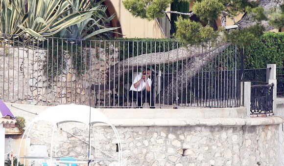 Exclusif - Exclusif - George Clooney et son ami Rande Gerber passent du bon temps en vacances, chez Bono sur la côte d'Azur, dans sa villa d'Eze, le 19 août 2013.