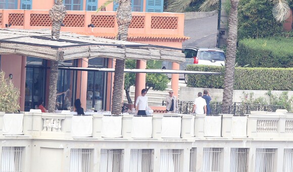 Exclusif - Exclusif - George Clooney et son ami Rande Gerber passent du bon temps en vacances, chez Bono sur la côte d'Azur, dans sa villa d'Eze, le 19 août 2013.