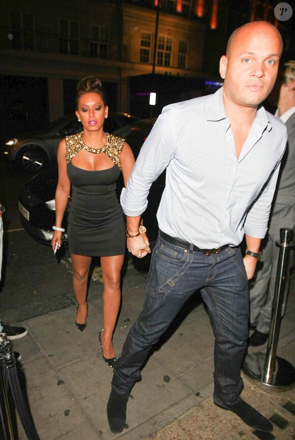 Exclusif - Mel B et son mari Stephen Belafonte quittent le restaurant Nobu, à Londres, le 1er septembre 2013.