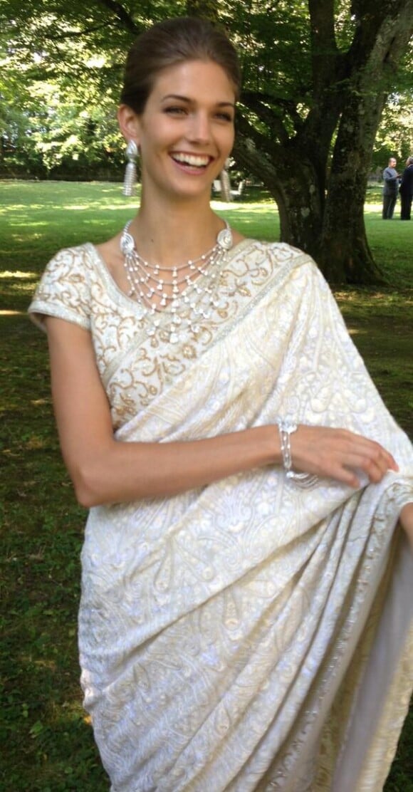 Photo publiée par Kendra Spears sur son compte Twitter quelques heures après son mariage avec le prince Rahim Aga Khan le 31 août 2013 à Genève, remerciant l'Indien Manav Gangwani pour ce sari ivoire et or ''plus-que-magnifique''.