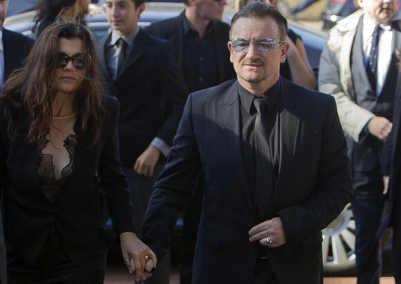 Bono et sa femme Alison Houston, assistent à la messe funèbre du poète irlandais Seamus Heaney à Dublin, le 2 septembre 2013.