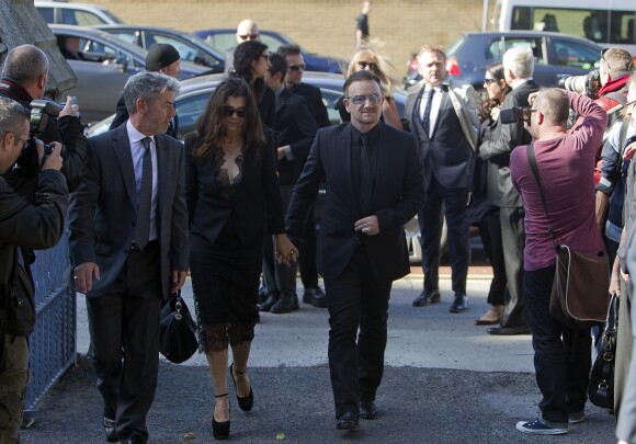 Bono et sa épouse Alison Houston, assistent à la messe funèbre du poète irlandais Seamus Heaney à Dublin, le 2 septembre 2013.