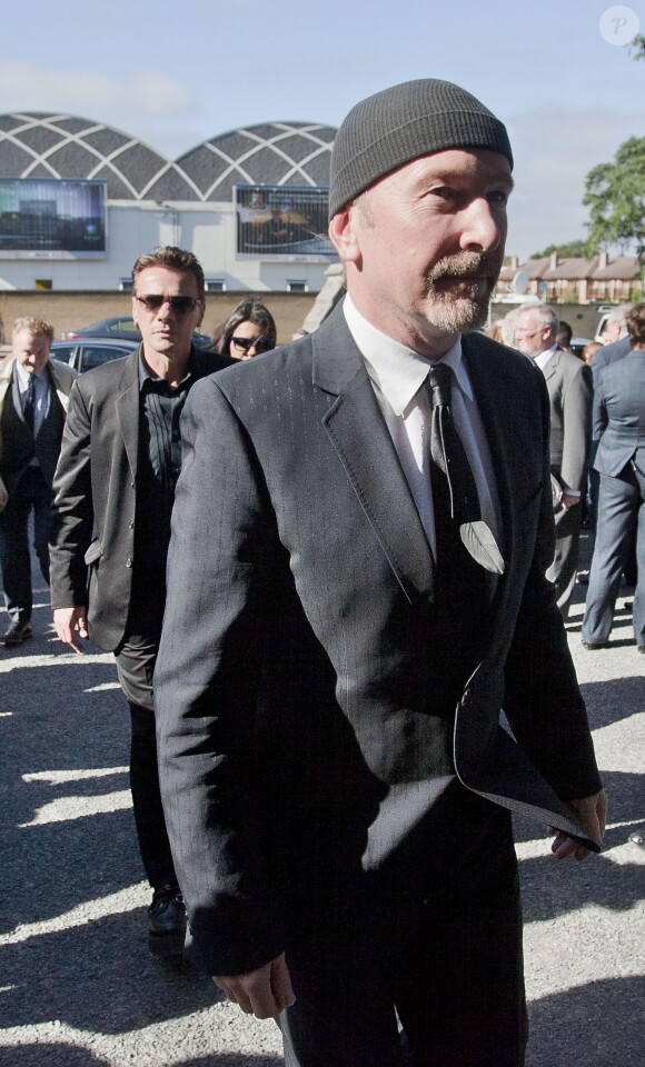 The Edge et Larry Mullin Jr de U2, assistent à la messe funèbre du poète irlandais Seamus Heaney à Dublin, le 2 septembre 2013.