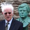 Seamus Heaney lit un poème devant un buste de Ted Kennedy, à Wexford, en Irlande, le 22 juin 2013.
