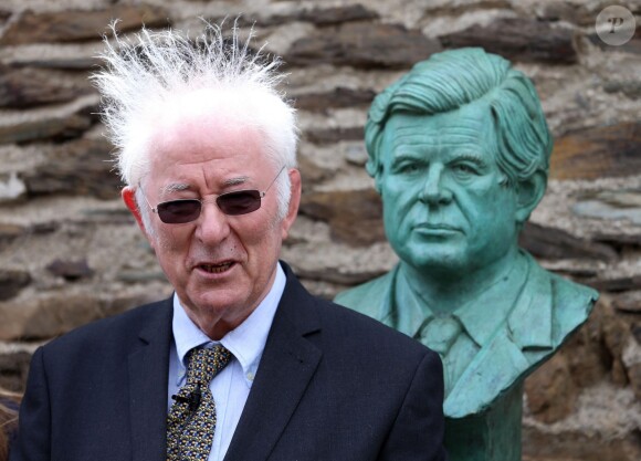 Seamus Heaney lit un poème devant un buste de Ted Kennedy, à Wexford, en Irlande, le 22 juin 2013.