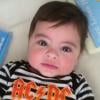 Milan (7 mois), le bébé de Shakira et Gerard Piqué, porte un t-shirt AC/DC, le 31 août 2013